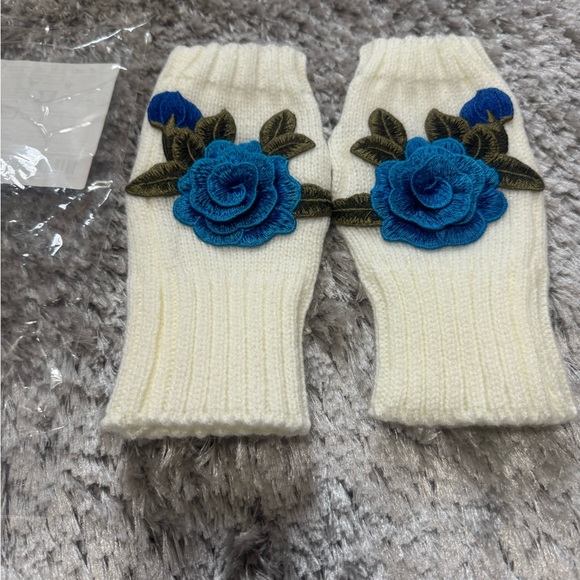 Ladies Beautiful fingerless mitts.😍😍 - Picture 3 of 5